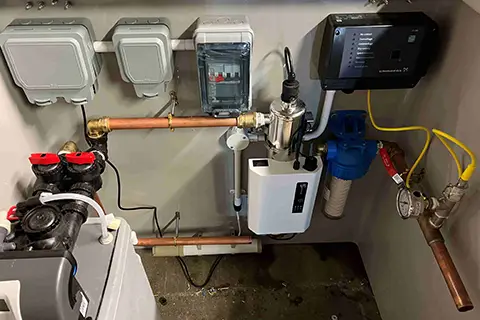 Protecting water borehole wellheads with cutomised cabinets