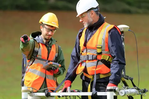Supporting the safe construction of a hybrid solar windfarm