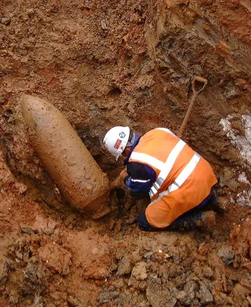 igne removing an unexploded bomb from earthworks
